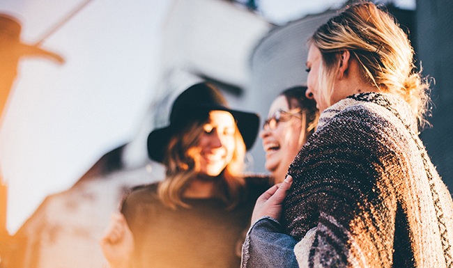 Lifestyle Group of friends hangin out laughing